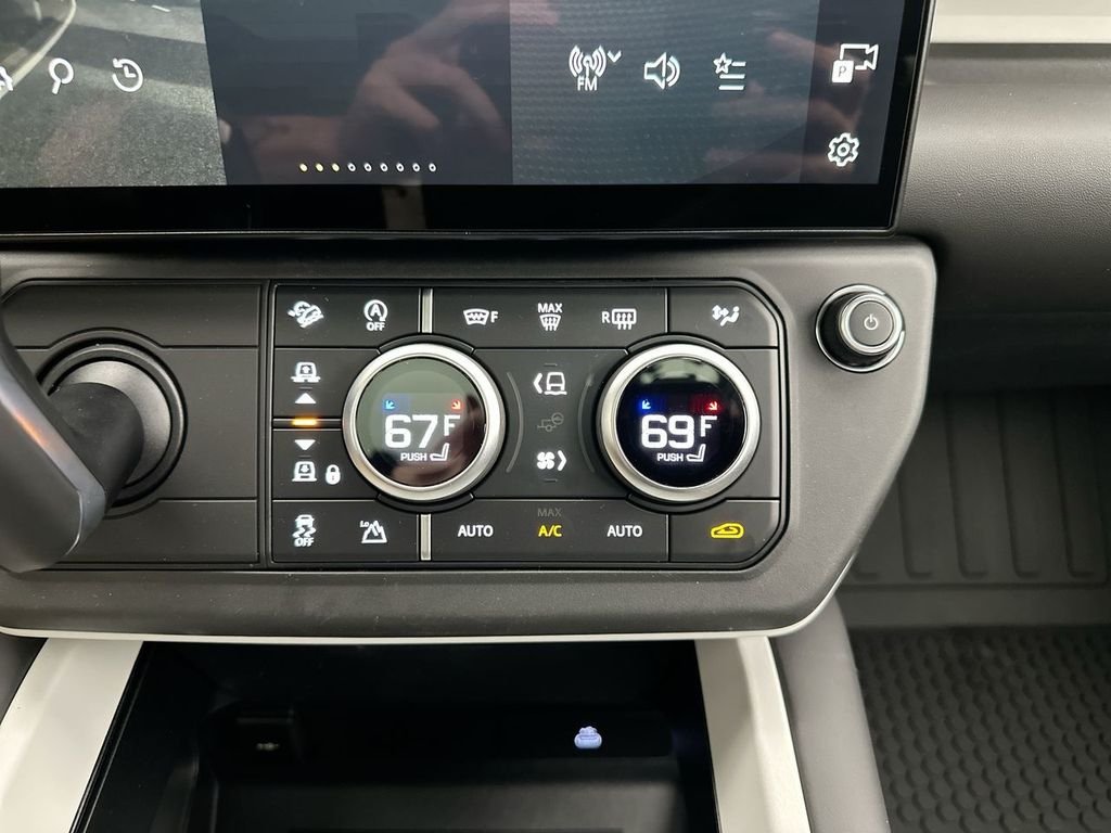 New 2026 Santorini Black Land Rover X-Dynamic SE image 13