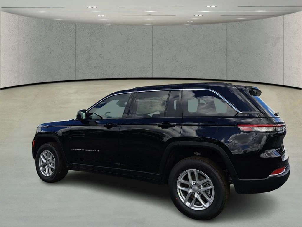 New 2026 Diamond Black Crystal Pearl-Coat Exterior Paint Jeep Laredo image 7