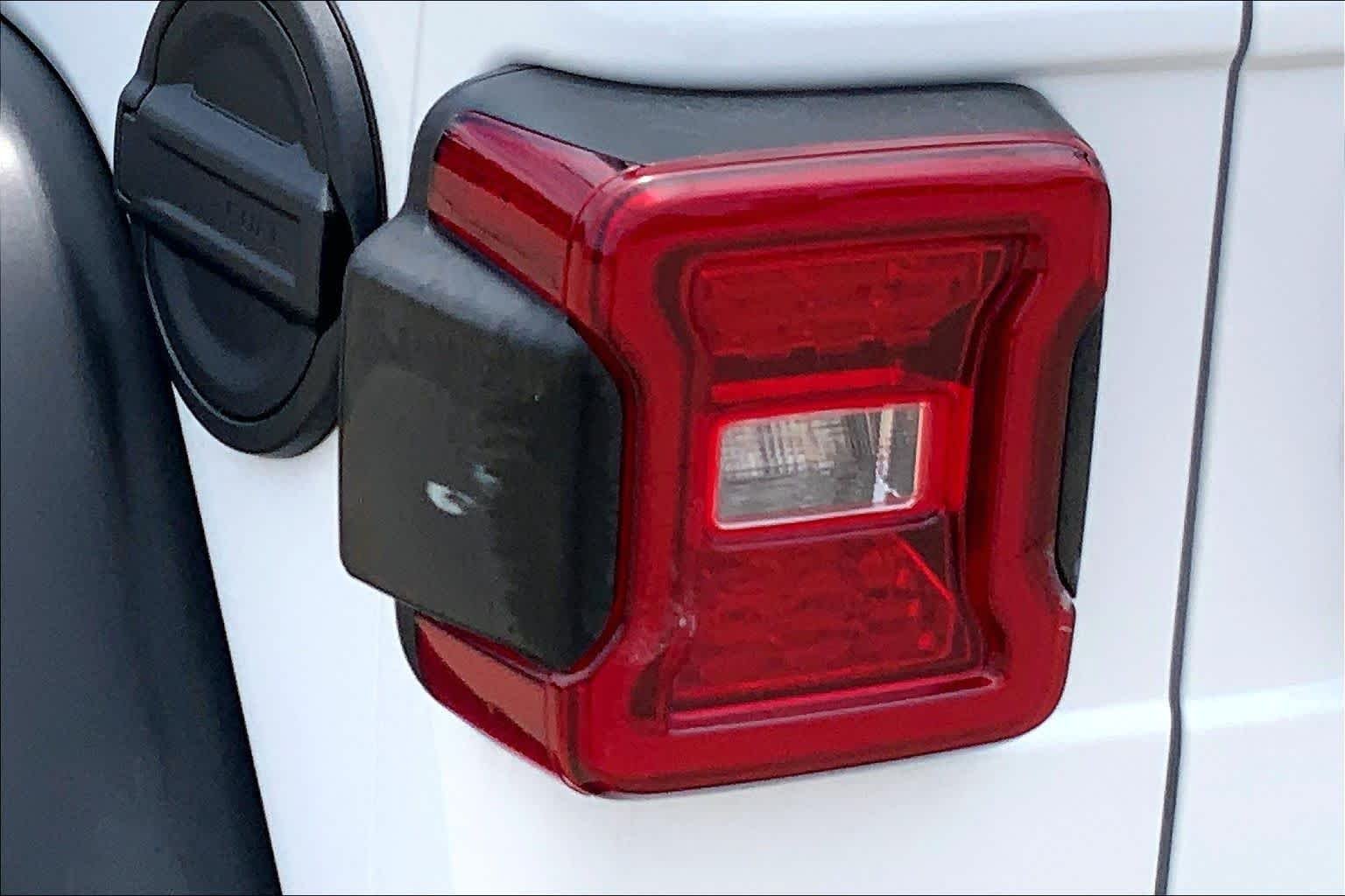 Used 2021 Bright White Clearcoat Jeep Unlimited Rubicon image 27
