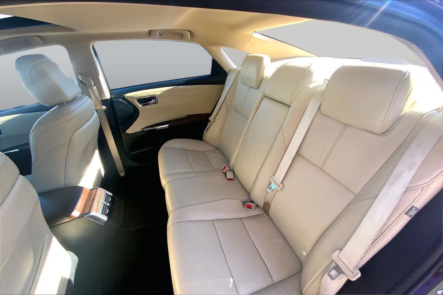 Used 2015 Ooh La La Rouge Mica Toyota XLE Touring image 40