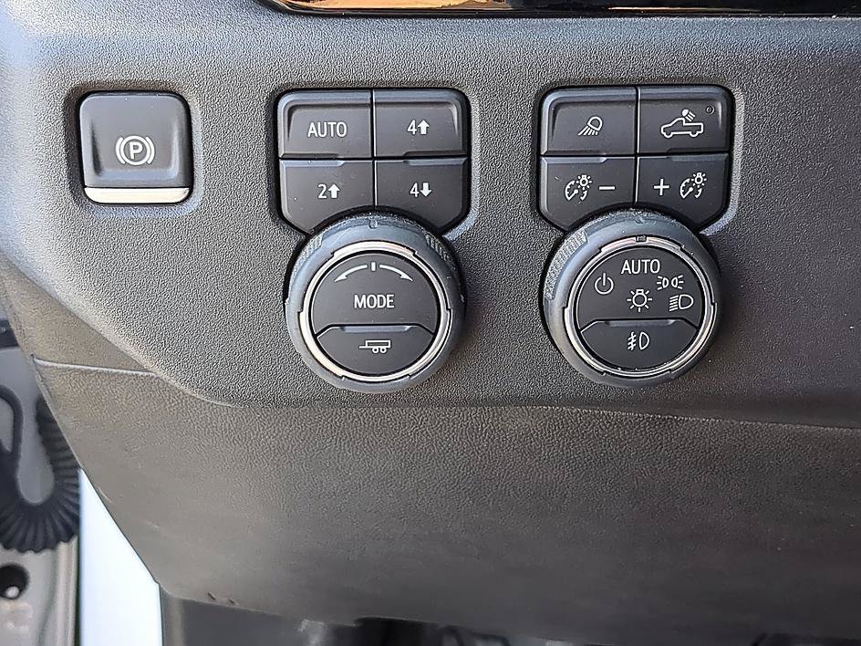 Used 2025 Summit White Chevrolet RST image 21