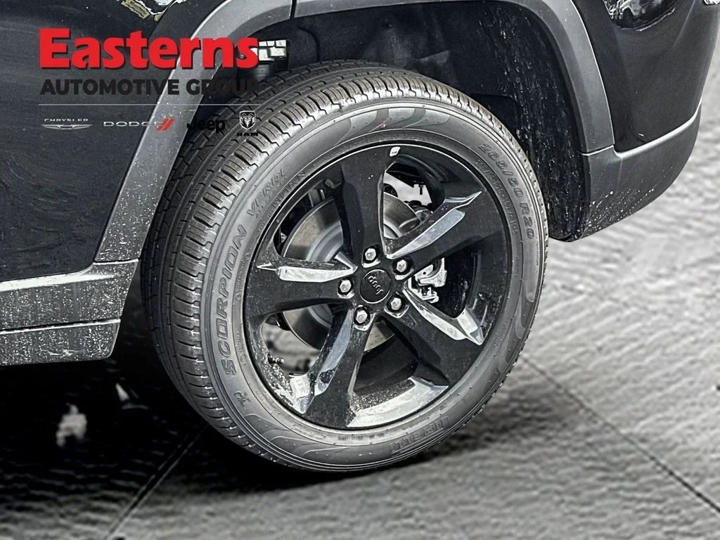 New 2026 Diamond Black Crystal Pearl-Coat Exterior Paint Jeep Limited image 27
