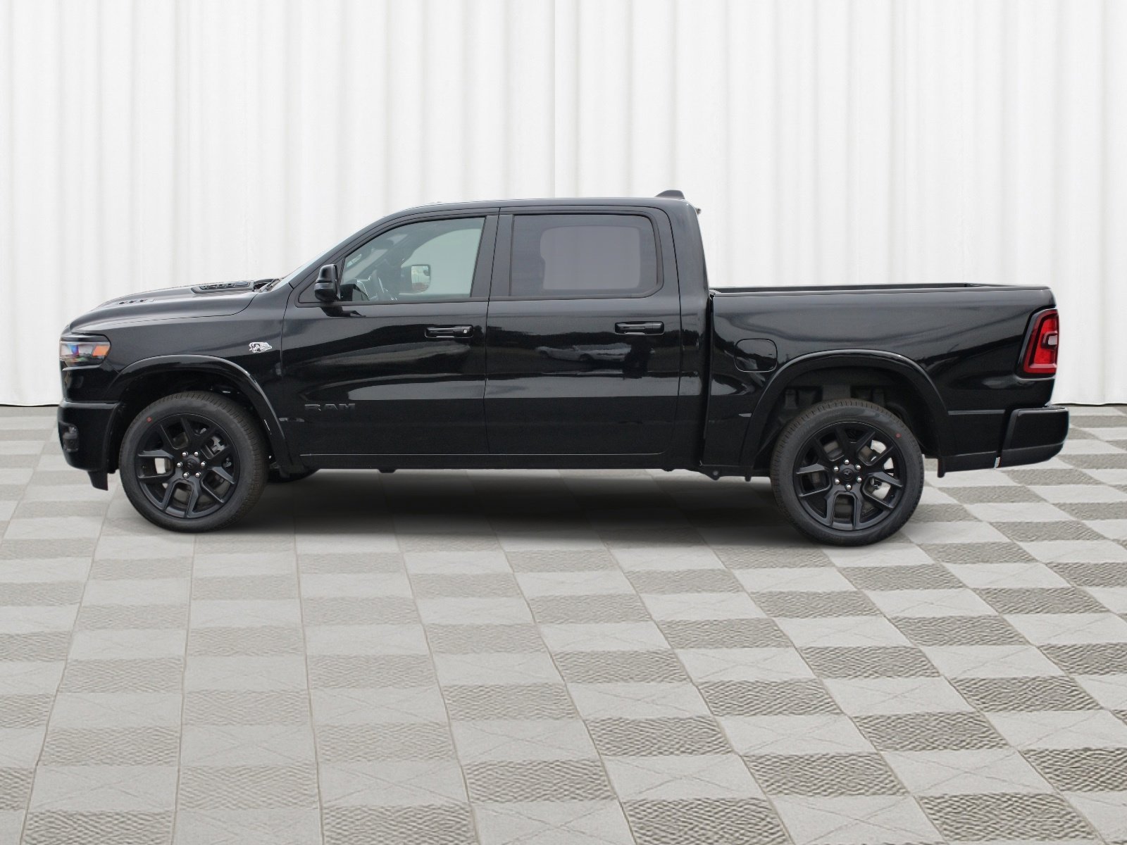 New 2026 Diamond Black Crystal Pearl-Coat Exterior Paint RAM Laramie image 37