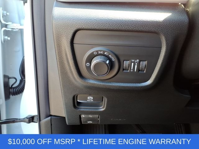 New 2026 Bright White Clear-Coat Exterior Paint Jeep Altitude image 16