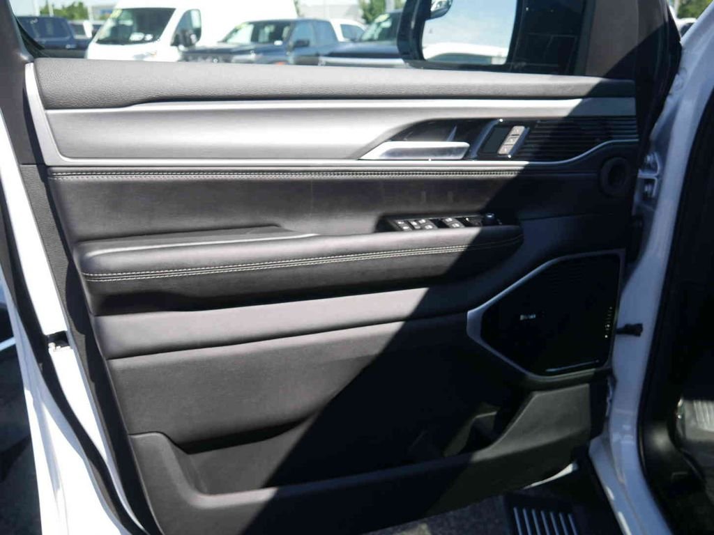 New 2026 Bright White Clear-Coat Exterior Paint Jeep Grand Wagoneer image 26