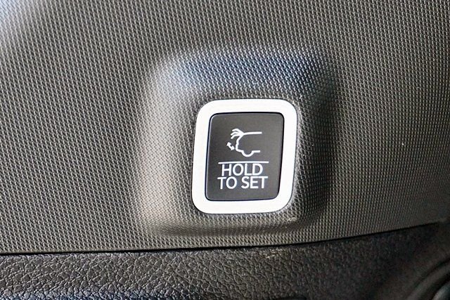 New 2026 Diamond Black Crystal Pearl-Coat Exterior Paint Jeep Limited image 17