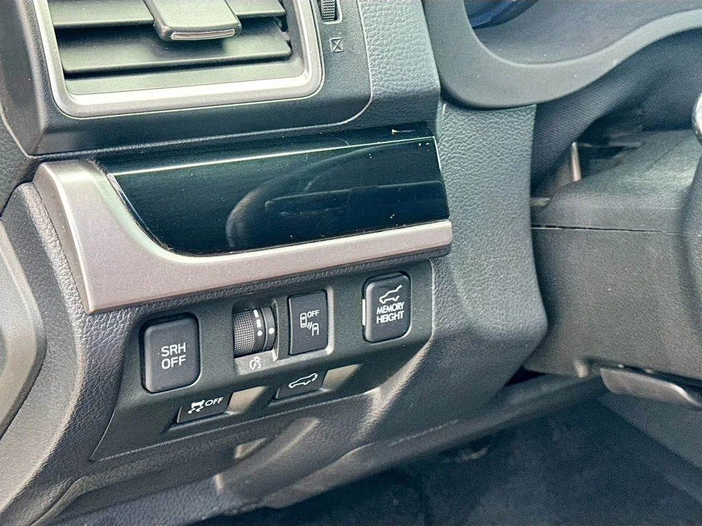 Used 2018 White Subaru 2.5i Touring image 11