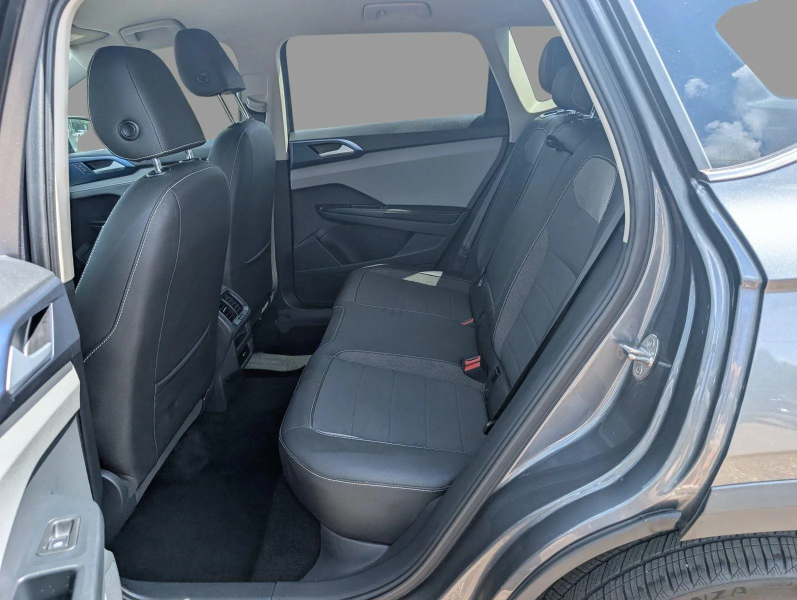 Used 2024 GRAY Volkswagen SE image 32