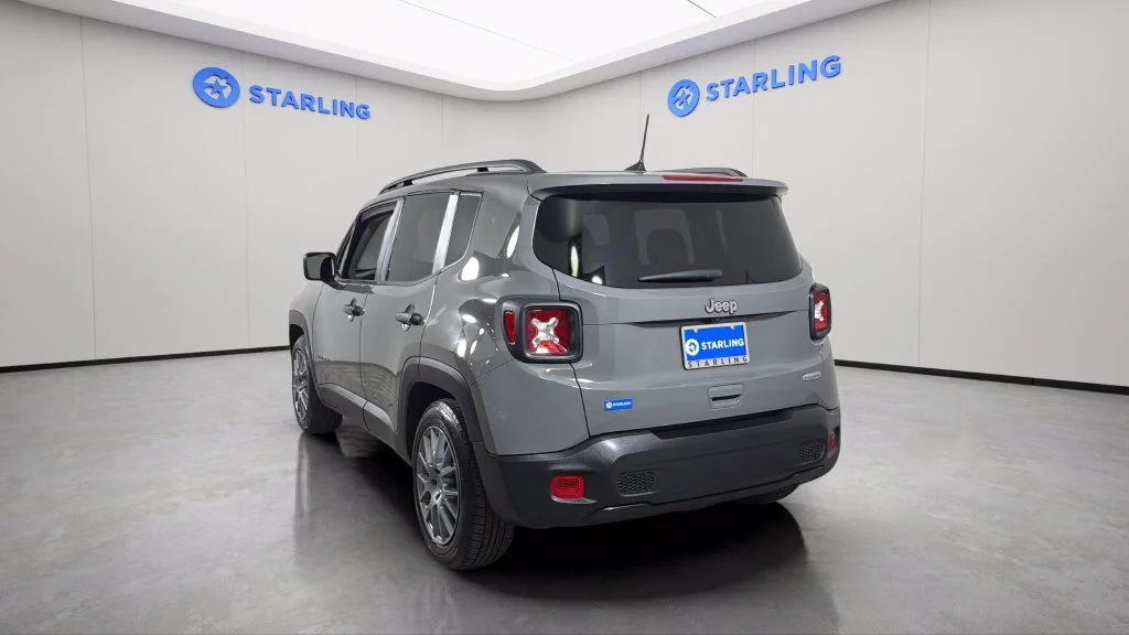 Used 2021  Jeep Latitude image 6