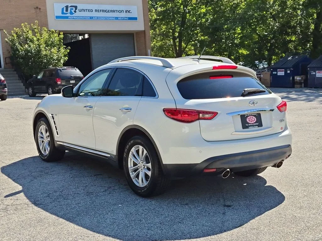 Used 2017 White INFINITI Base image 8