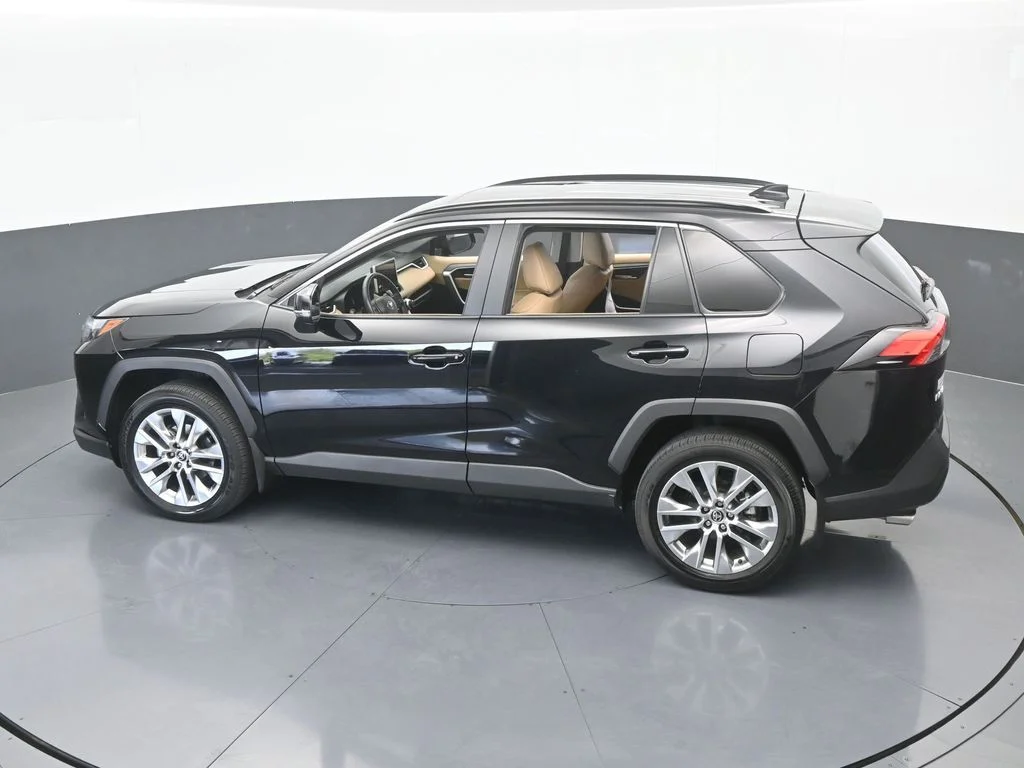 Used 2025 Midnight Black Metallic Toyota XLE Premium image 51