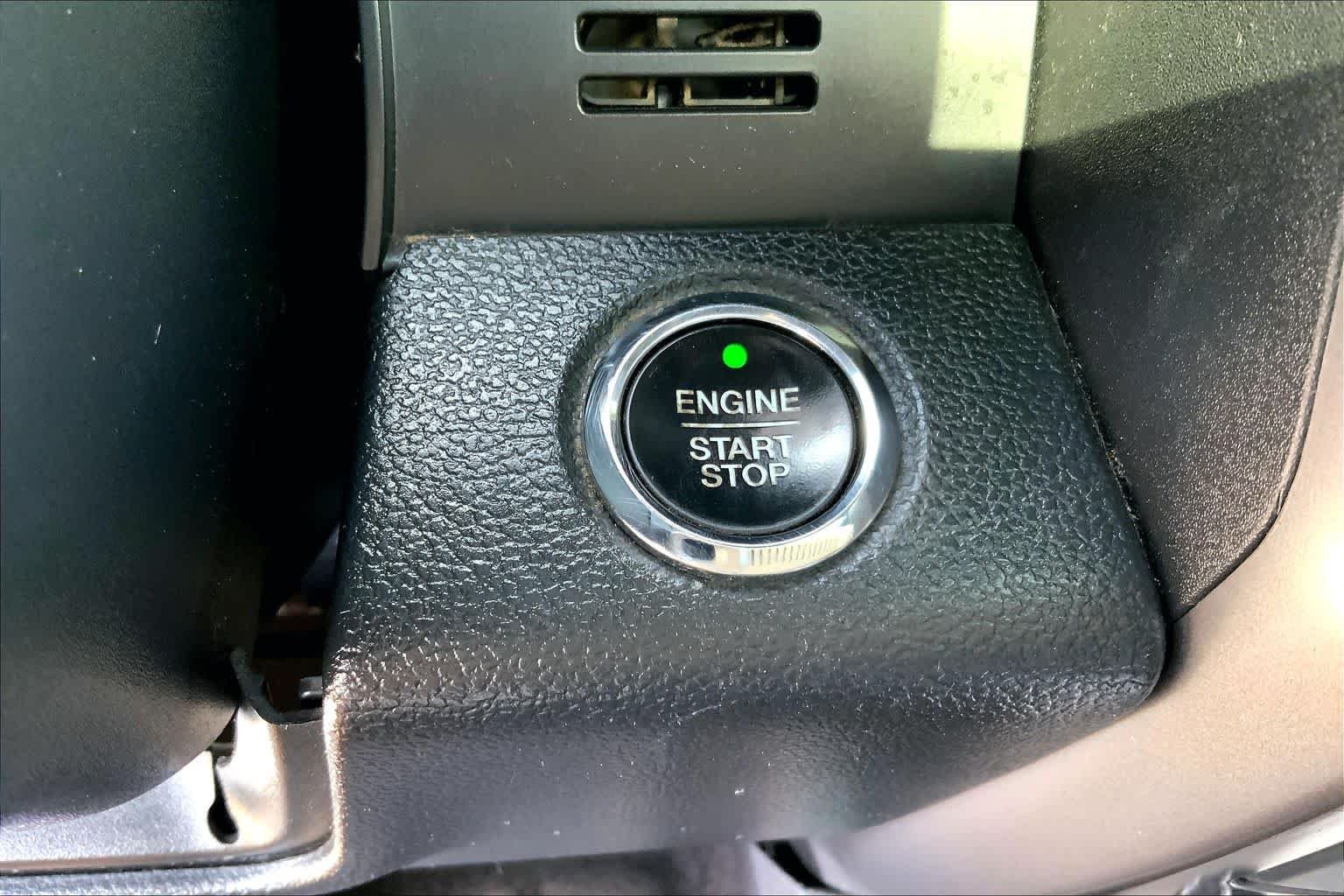 Used 2015 White Platinum Metallic Tri-Coat Ford Platinum image 31