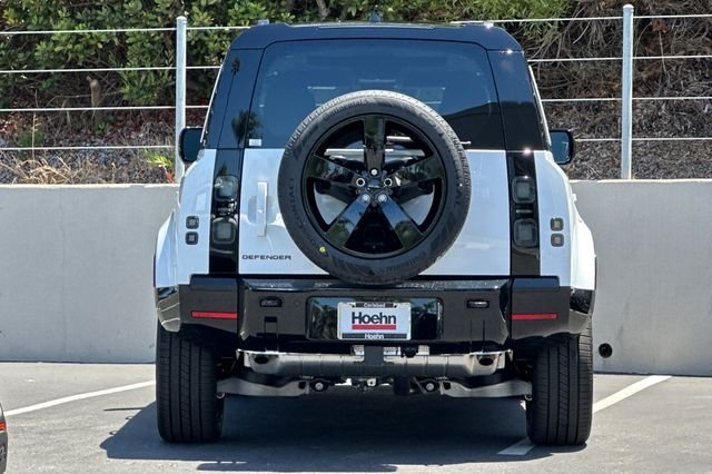 New 2026 White Land Rover X-Dynamic SE image 4