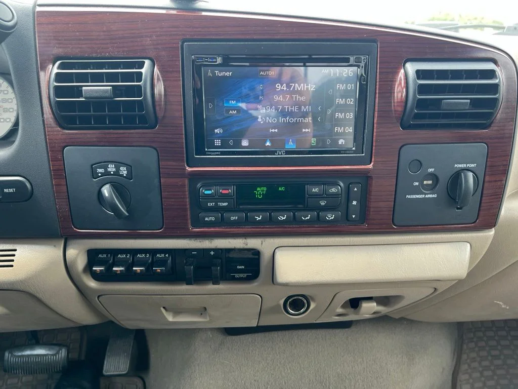 Used 2005 Red Ford  image 12
