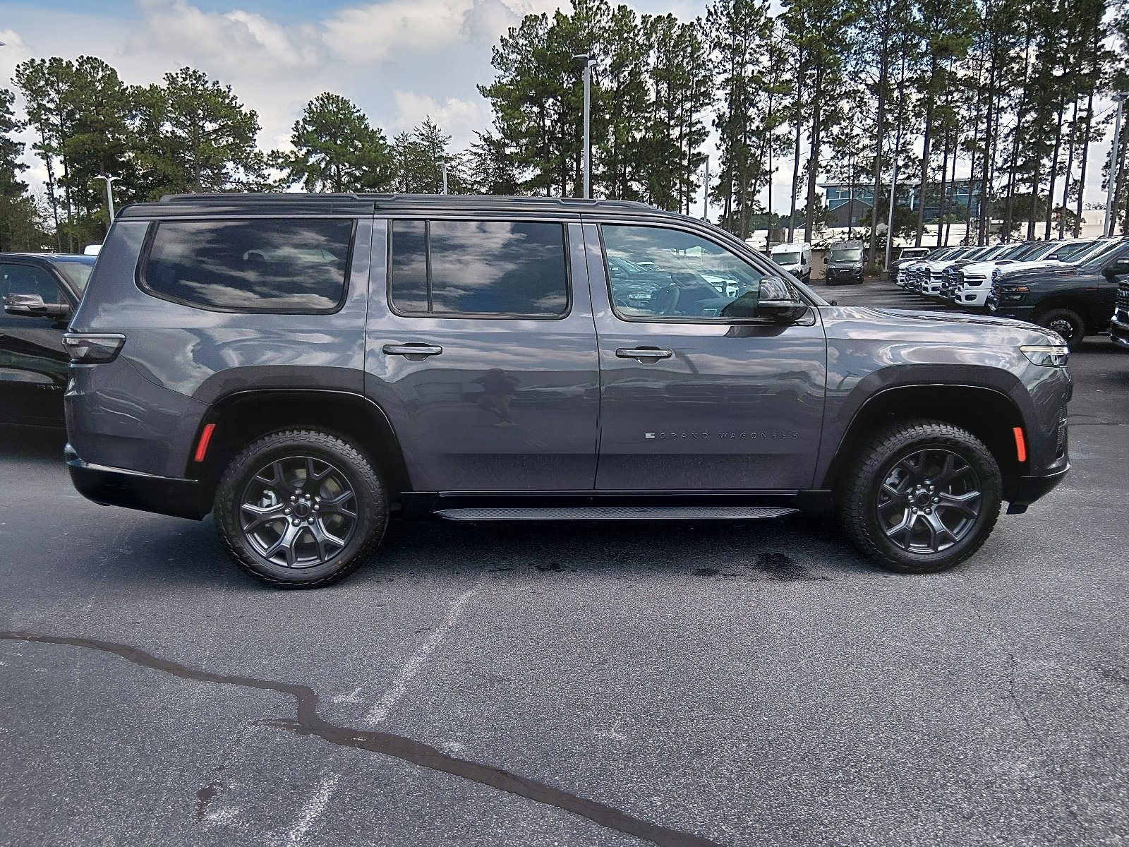 New 2026 Baltic-Gray Metallic Clear-Coat Exterior Paint Jeep Upland 4x4 image 2