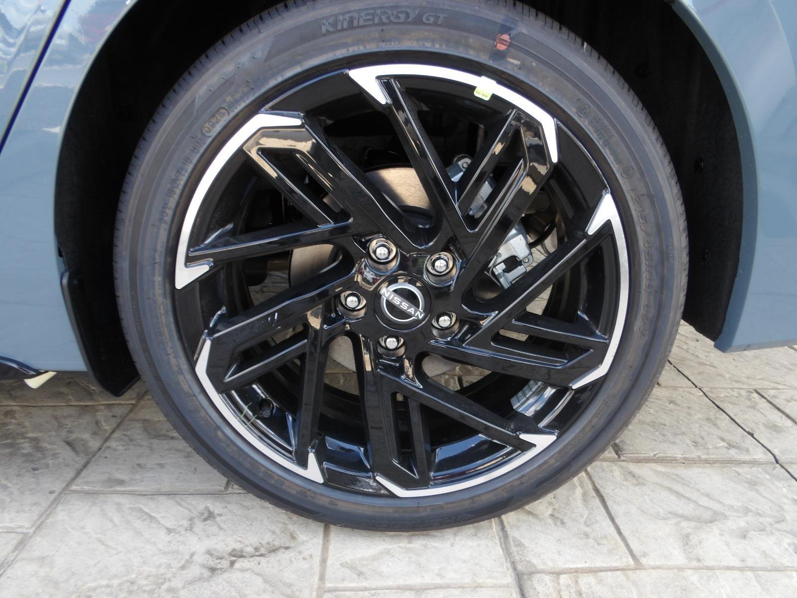 New 2026 Atlantic Gray Metallic / Super Black Two-tone Nissan SR image 12