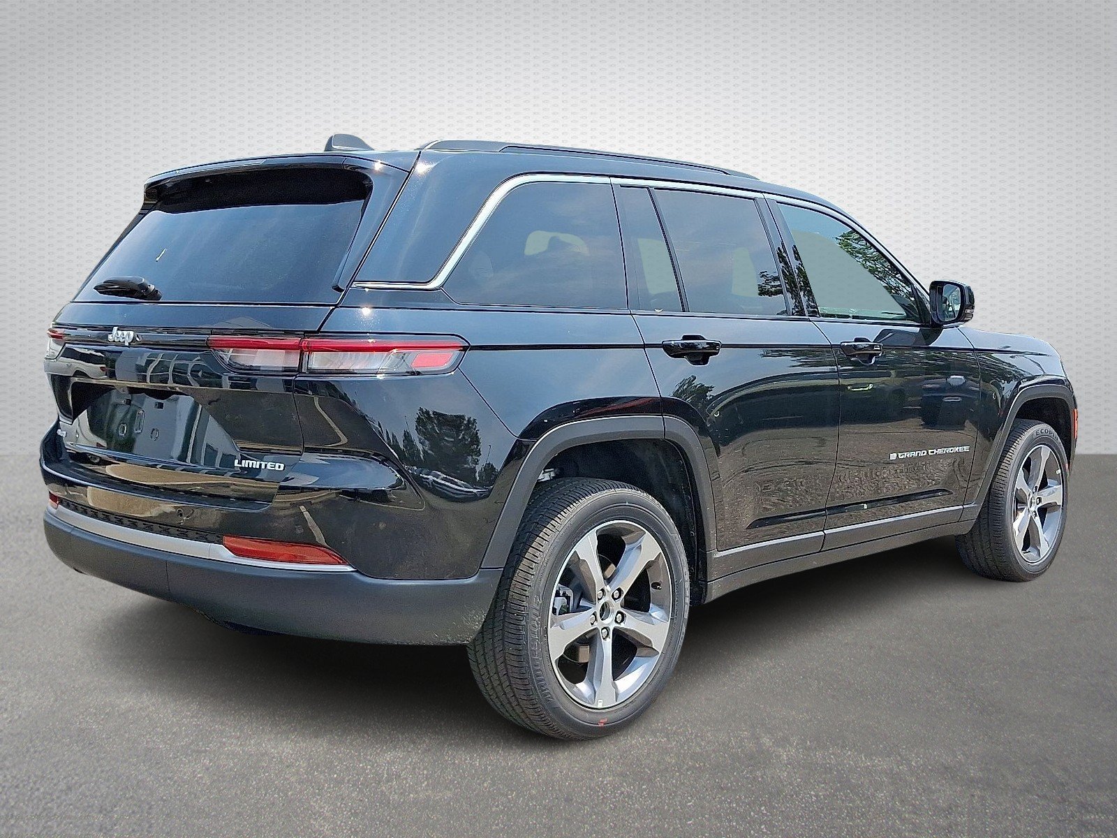 New 2026 Diamond Black Crystal Pearl-Coat Exterior Paint Jeep Limited 4x4 image 4