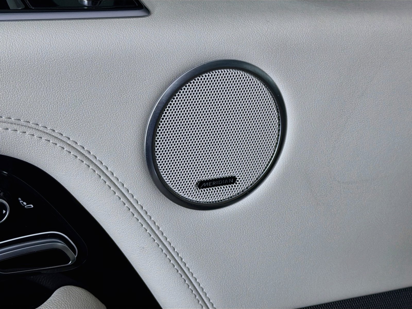 Used 2022 Portofino Blue Metallic Land Rover  image 22