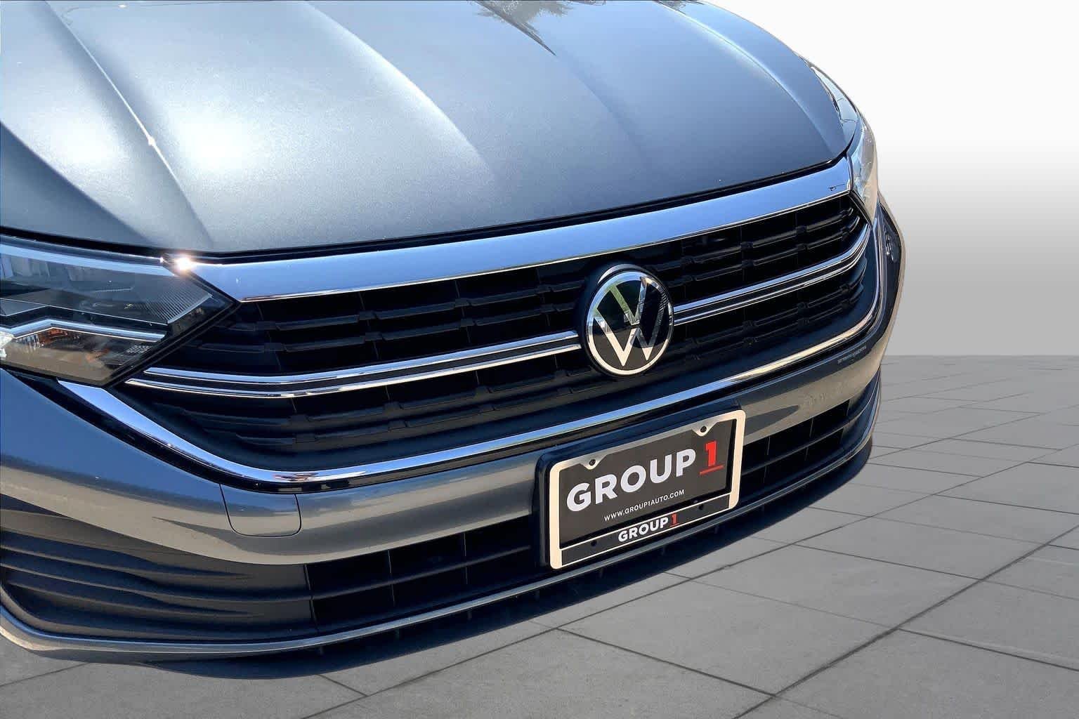 Used 2024 Platinum Gray Metallic Volkswagen SE image 30