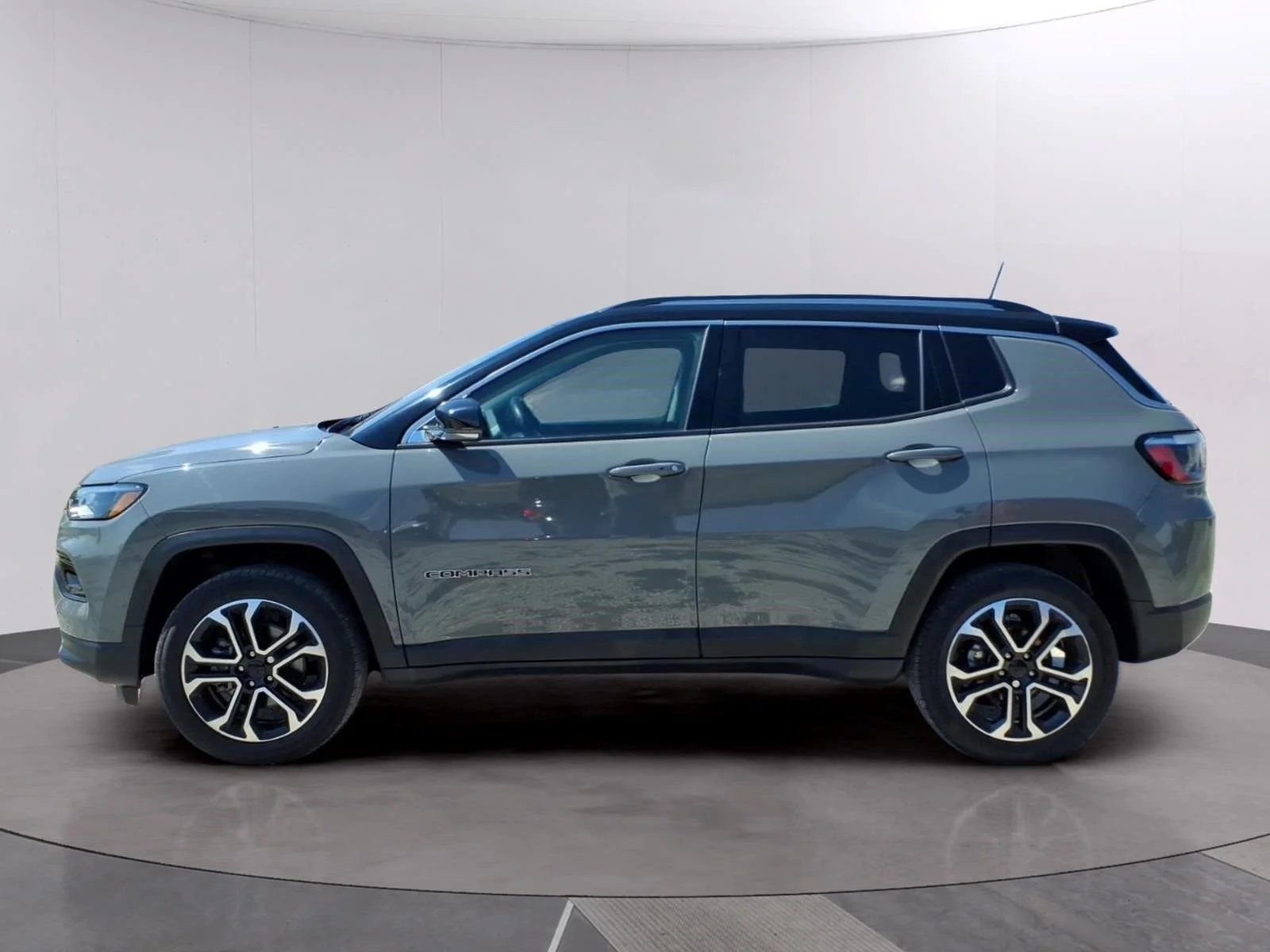 Used 2022 Sting-Gray Clearcoat Jeep Limited image 2