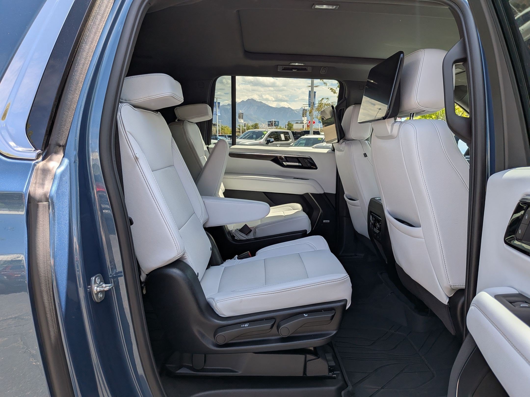 2025 Chevrolet Suburban Premier - Photo 29