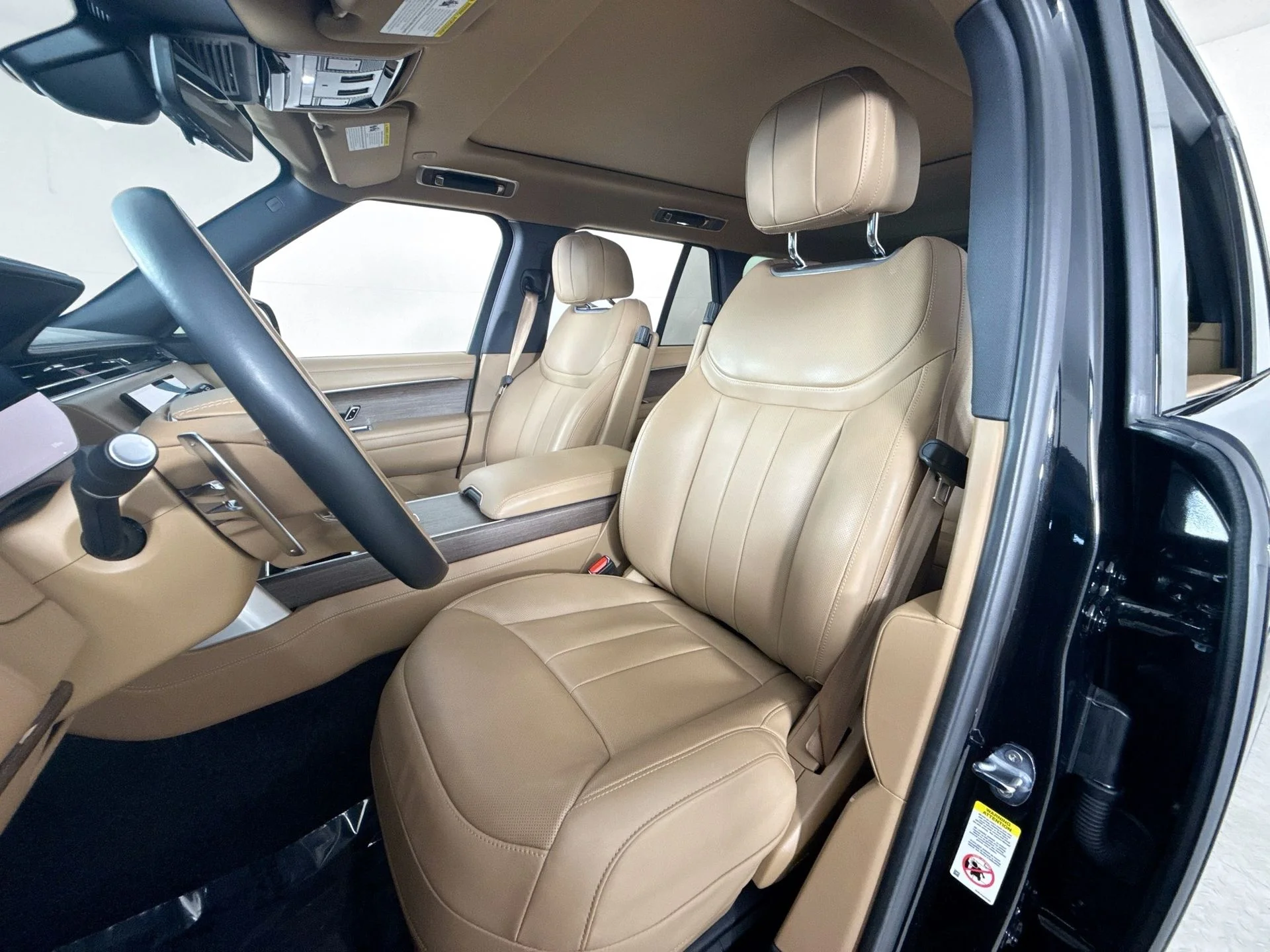 Used 2023 Santorini Black Metallic Land Rover SE image 9