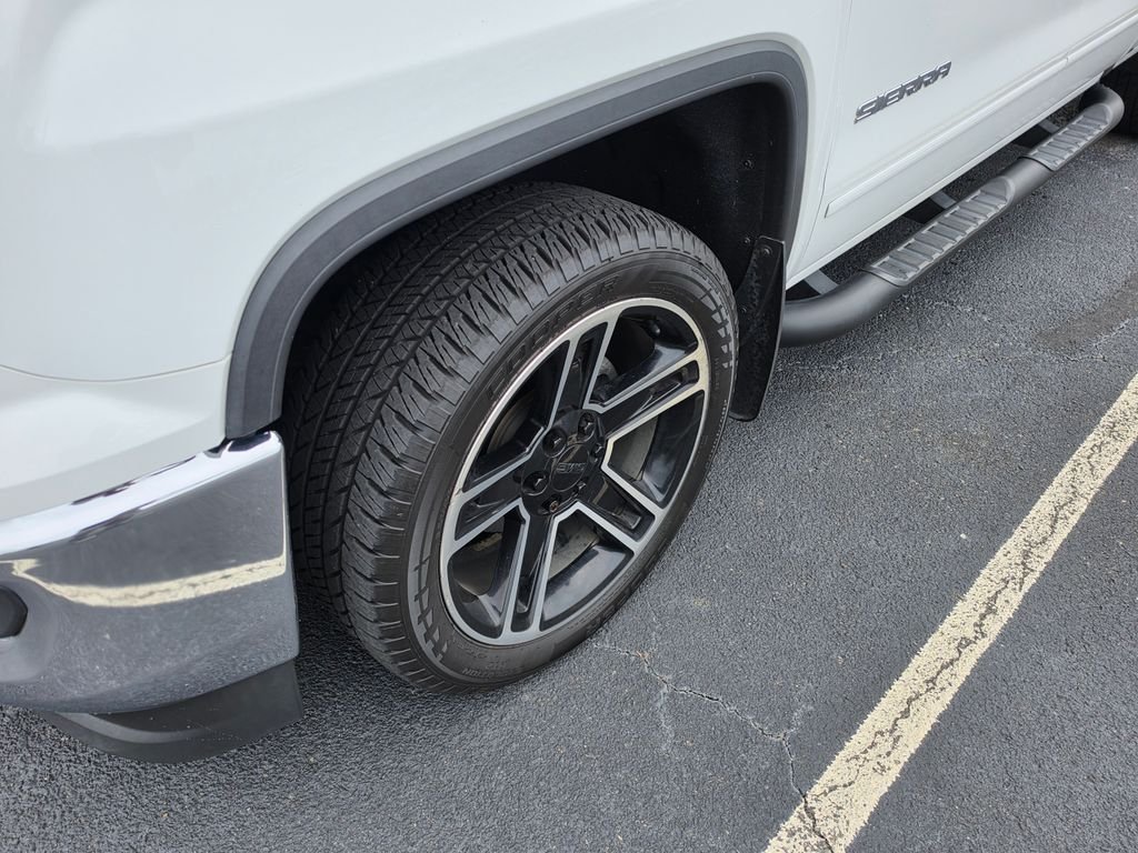 Used 2018 White GMC SLE image 5