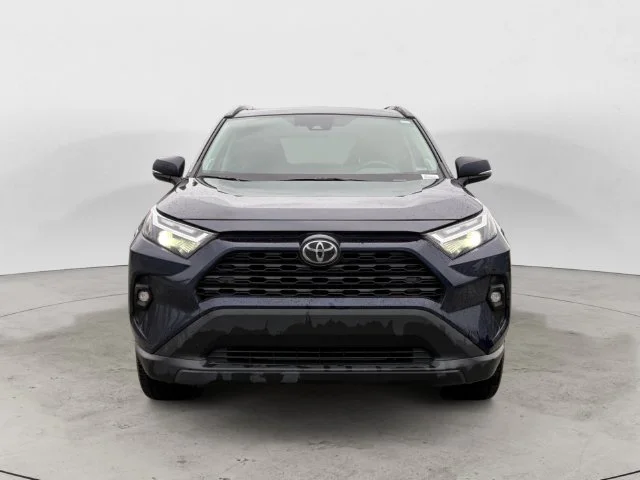 Used 2025  Toyota XLE Premium image 2