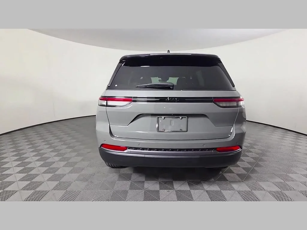 New 2027 Sting-Gray Clearcoat Jeep Laredo Altitude image 27