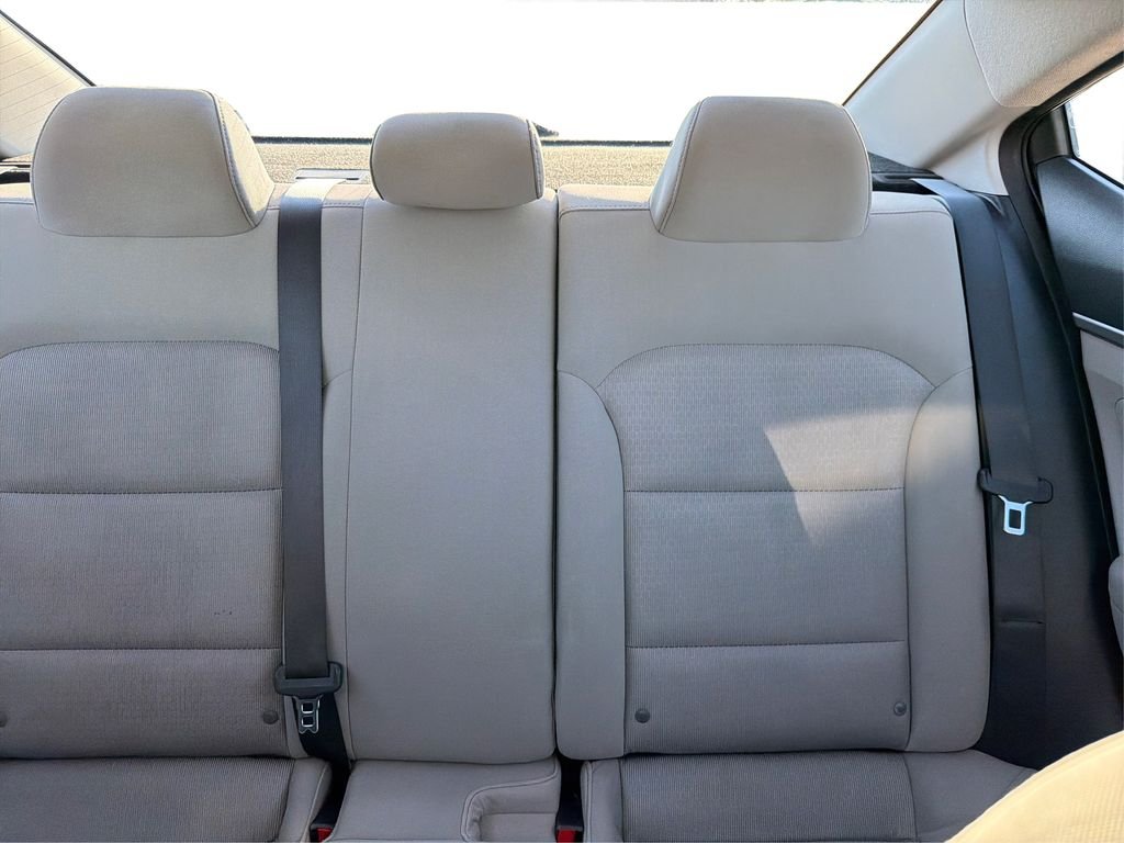 Used 2017 Quartz White Pearl Hyundai SE image 15