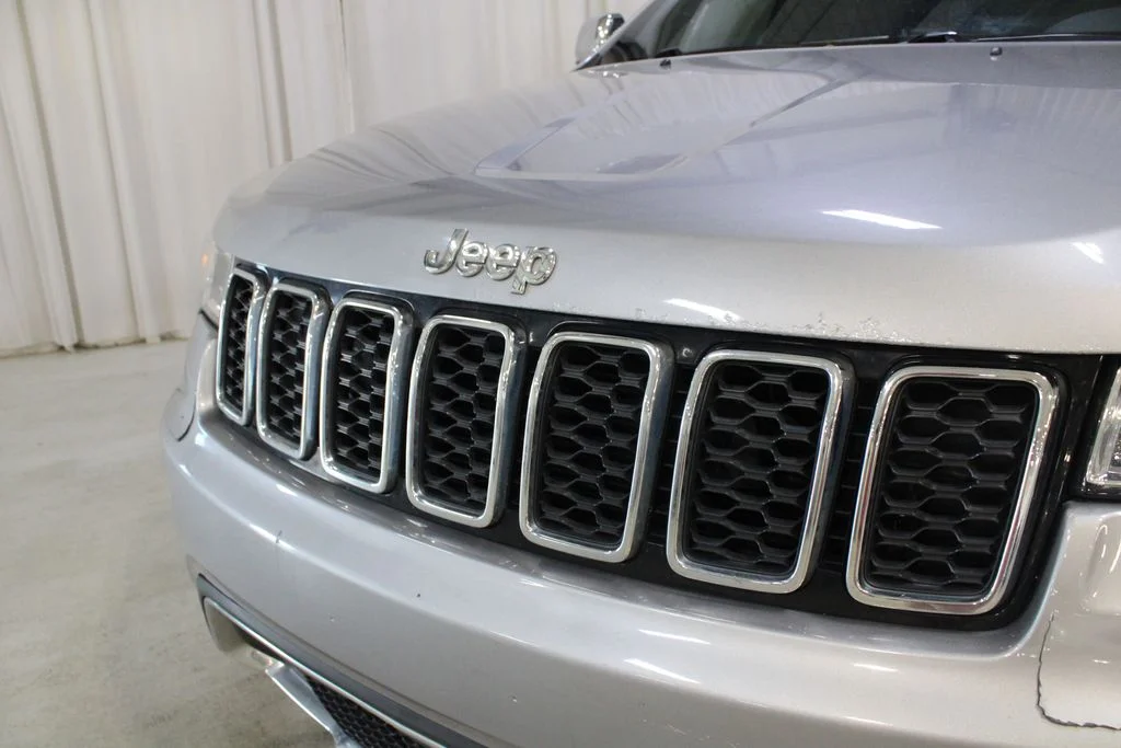 Used 2018 Silver Jeep Limited image 33