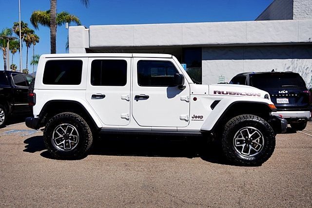 New 2026 Bright White Clear-Coat Exterior Paint Jeep Rubicon image 7