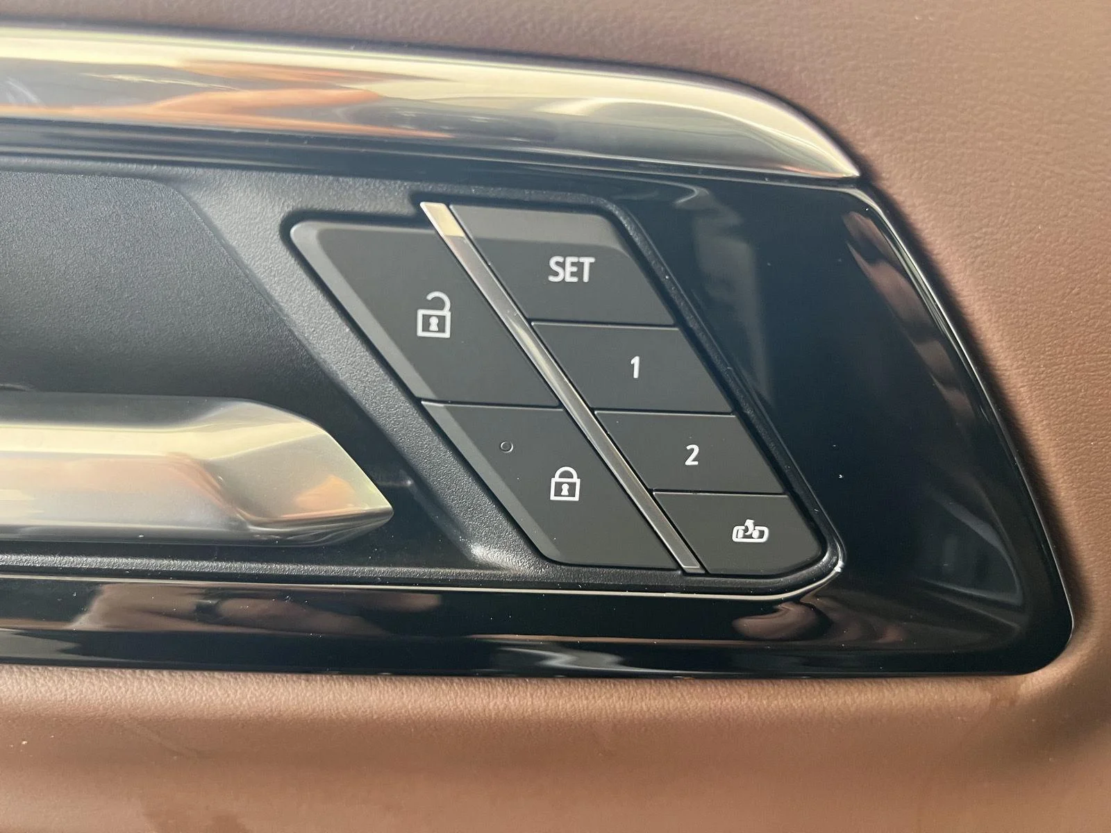 Used 2025 Iridescent Pearl Tricoat Chevrolet High Country image 9