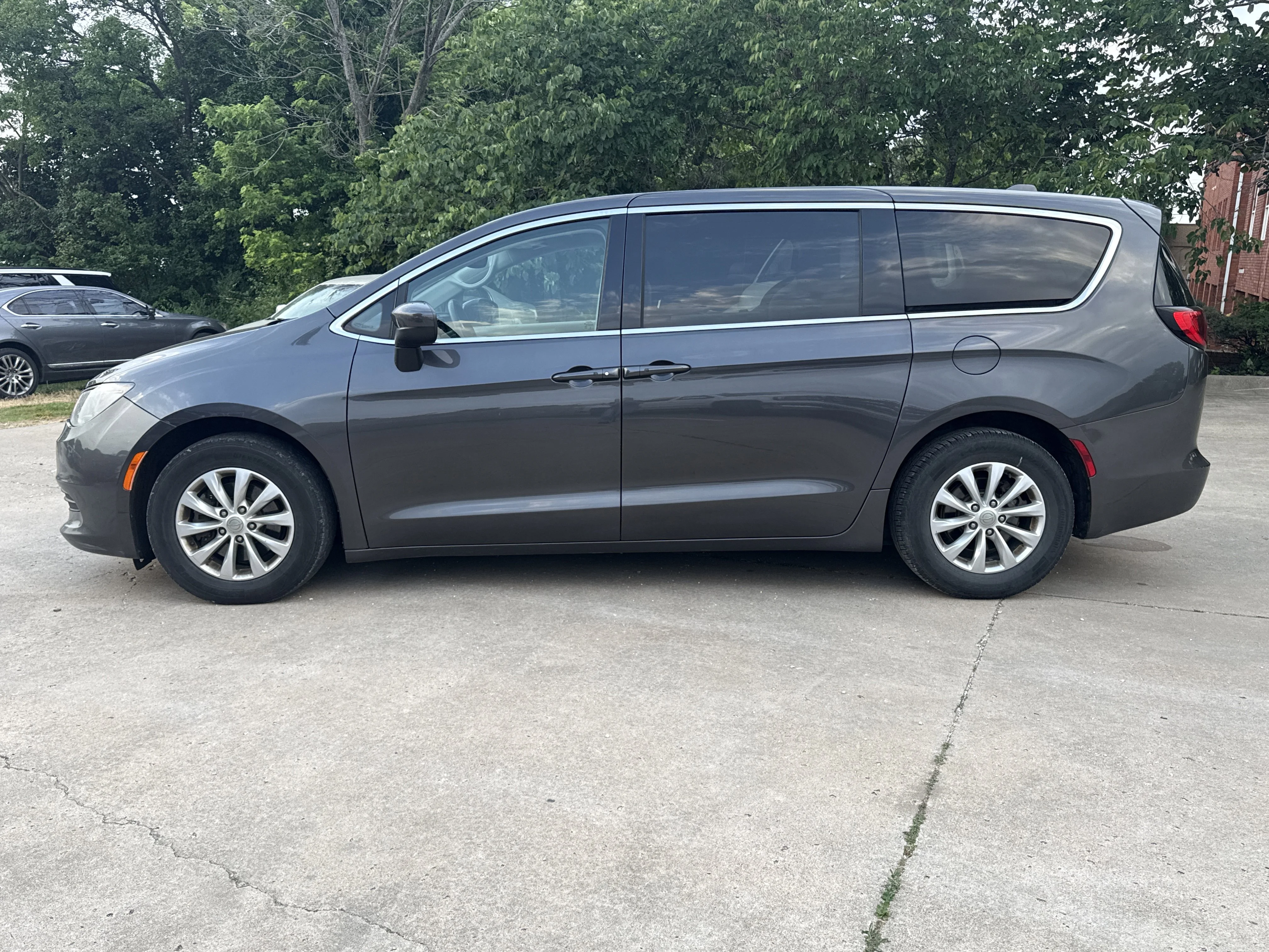 Used 2017 Granite Crystal Metallic Clearcoat Chrysler Touring image 3
