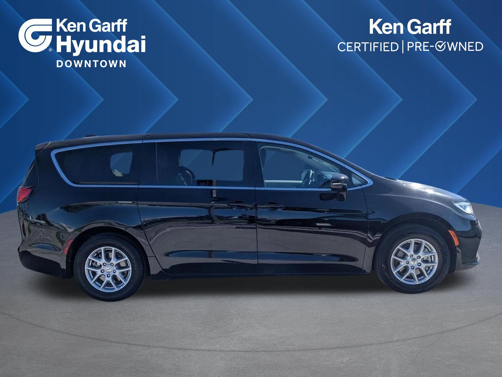 2024 Chrysler Pacifica Touring L's photo