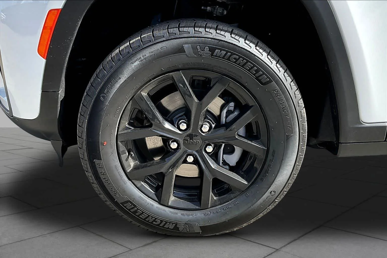 New 2026 Bright White Clear-Coat Exterior Paint Jeep Laredo Altitude image 12