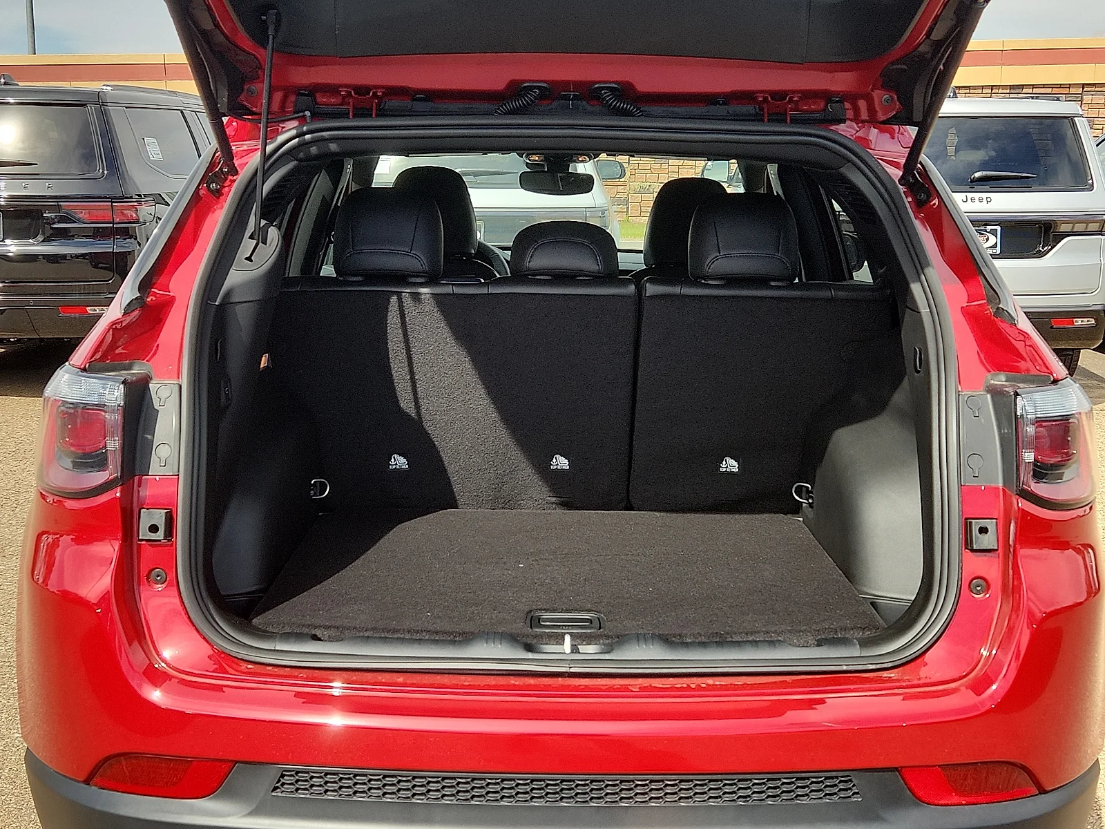 New 2027 Red Hot Pearl-Coat Paint Jeep LATITUDE ALTITUDE 4X4 image 10