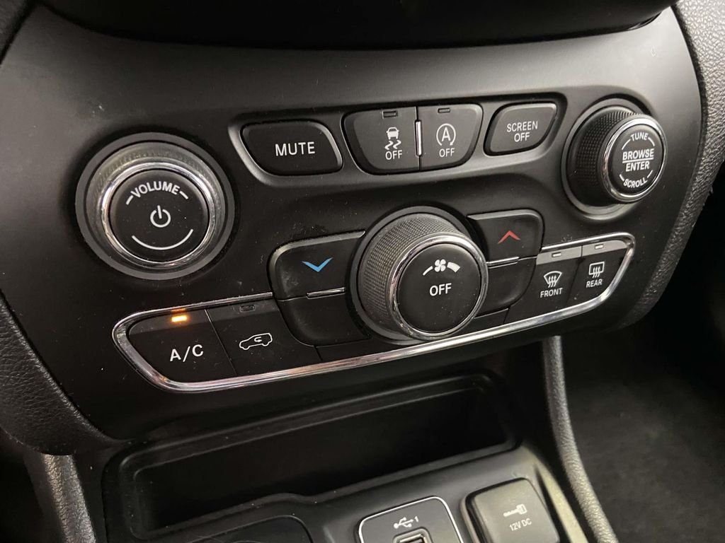 Used 2021 Red Jeep Latitude image 24