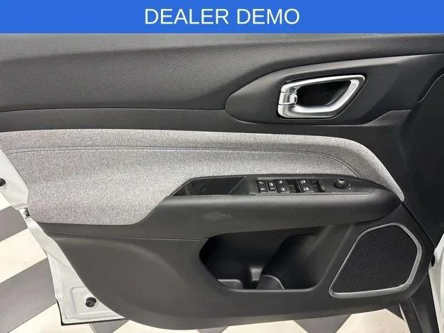New 2026 Bright White Clear-Coat Exterior Paint Jeep Latitude image 9