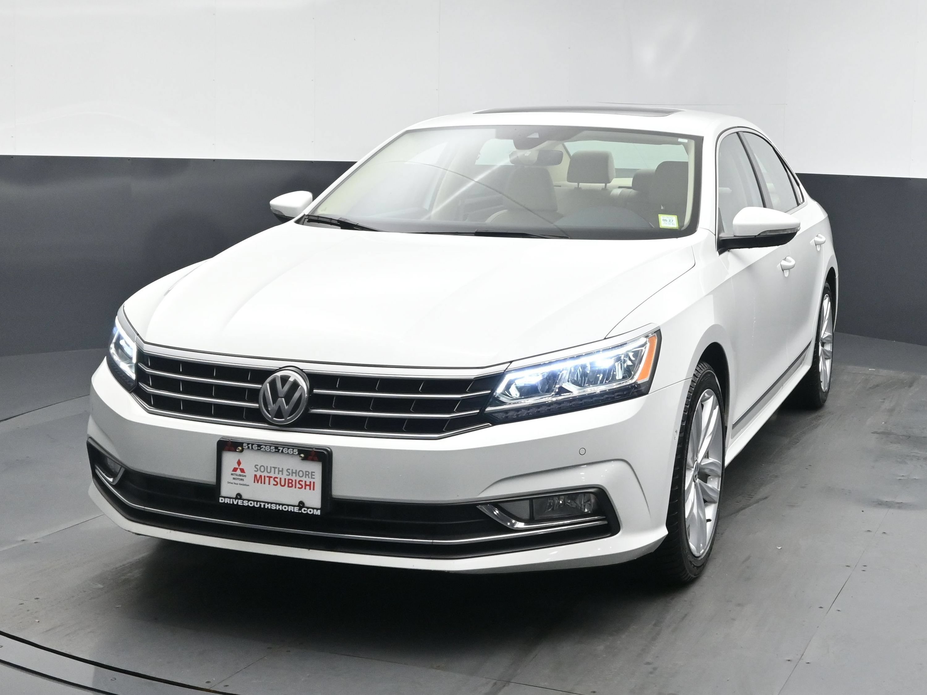 2018 Volkswagen Passat 2.0T SEL Premium Auto's photo
