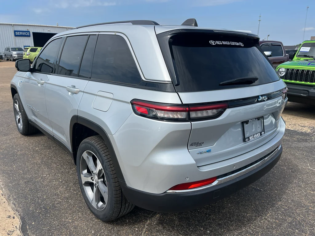 Used 2023 Silver Zynith Jeep 4xe image 7