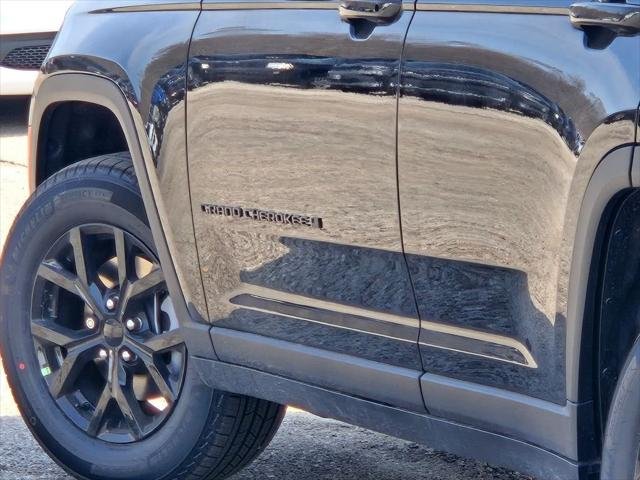 New 2026 Diamond Black Crystal Pearl-Coat Exterior Paint Jeep Laredo image 44