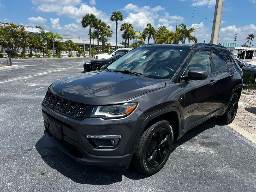 Used 2018  Jeep Altitude 4x4 image 2