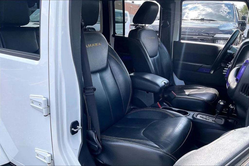 Used 2015 White Jeep Unlimited Sahara image 6