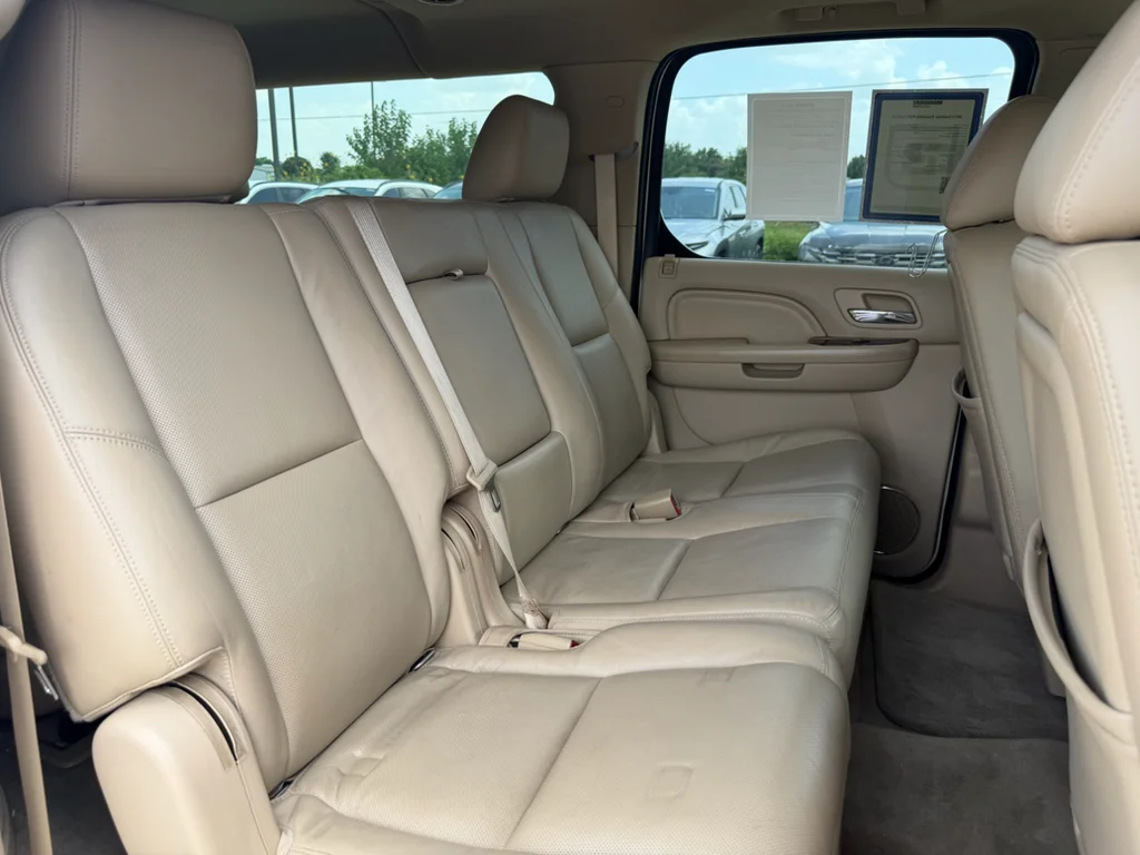 Used 2013 White Diamond Tricoat Cadillac Luxury image 28