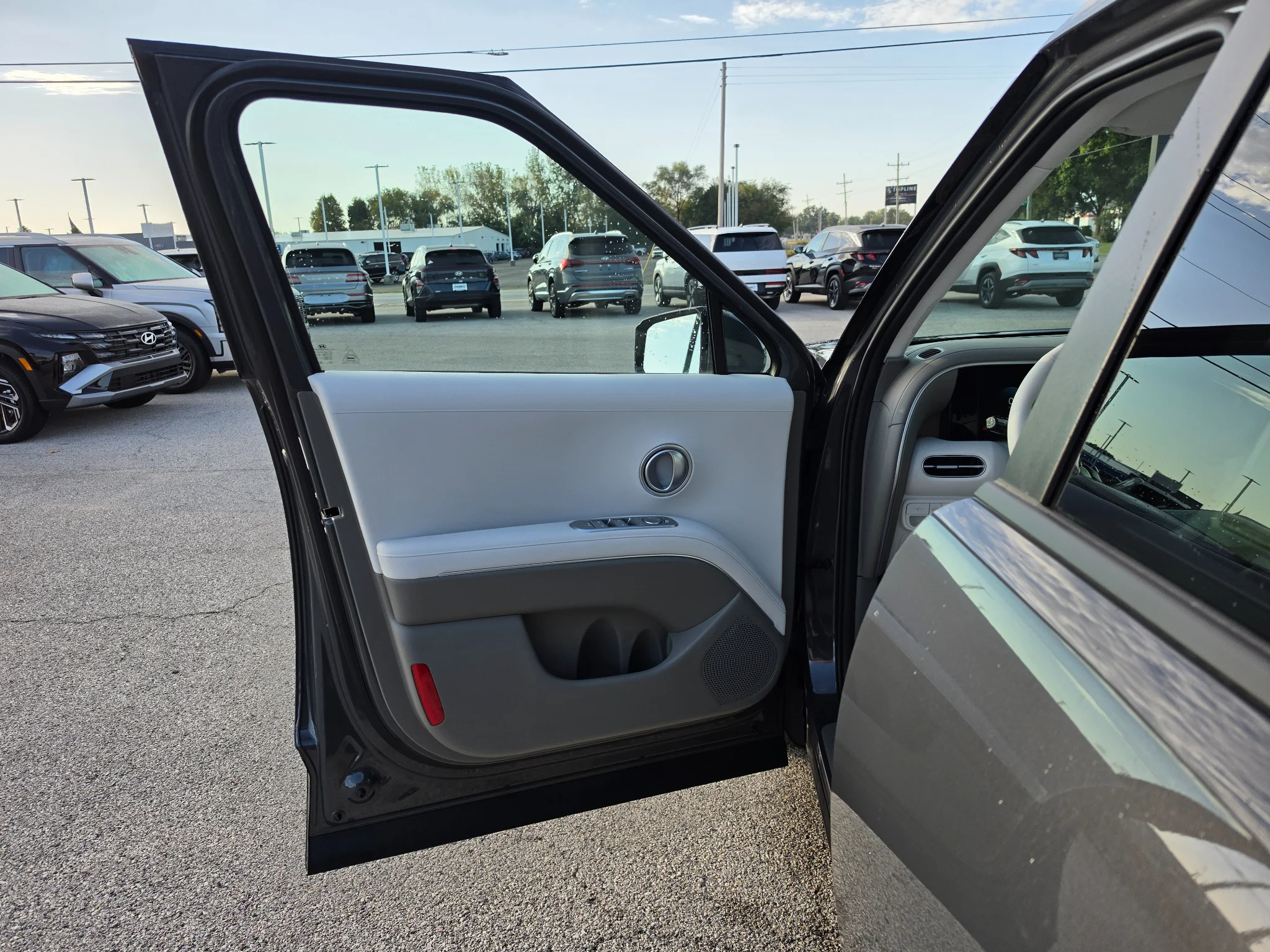 New 2027 Ecotronic Gray Pearl Hyundai SEL 8P image 19