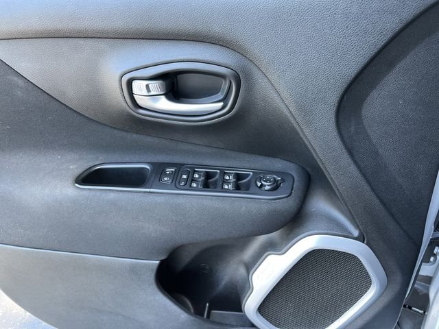 Used 2018 Glacier Metallic Jeep Latitude image 30