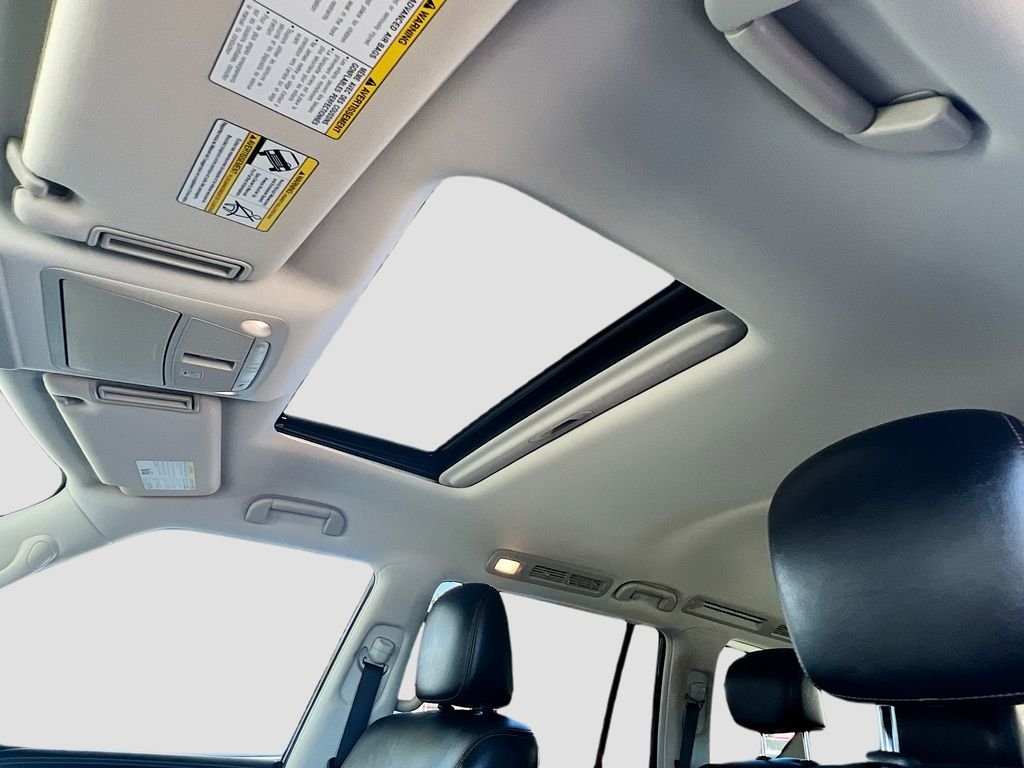 Used 2019 Super Black Nissan SL image 22