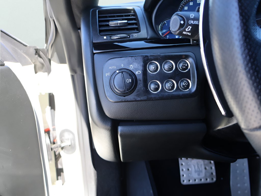 Used 2018 White Maserati Sport image 32
