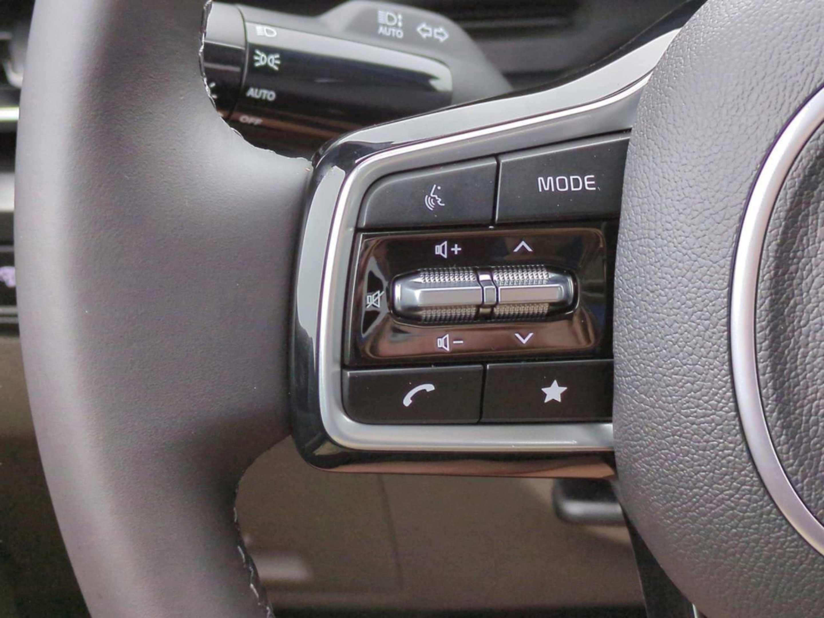 New 2026 Snow White Pearl Kia LXS image 30